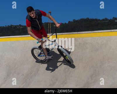 Caminha, Portugal - 28 avril 2022 : jeune adolescent faisant du BMX dans le parc municipal de Vila Praia de Ancora, Caminha, Portugal, le 28 avril 2022. Banque D'Images