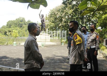 3 mai 2022, Madiun, Java-est, Indonésie: Le chef de police de Madiun adjoint au commissaire principal de police de Madiun, Anton Prasetyo, accompagné du chef adjoint du commissaire de police de Madiun, Ricky Tri Dharma, ainsi que des hauts fonctionnaires et de la police de secteur des rangs, ont vérifié les chemins de véhicules et les attractions touristiques de la Régence de Madiun. Après Eid ou la célébration d'Eid Al-Fitr 1 Syawal 1443 Hijriyah / an 2022, les indications sont qu'il ya une augmentation des visiteurs en provenance de diverses régions. (Credit image: © Ajun Ally/Pacific Press via ZUMA Press Wire) Banque D'Images