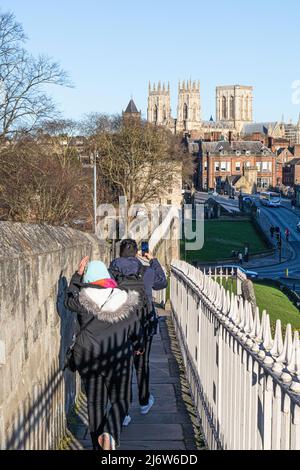 La passerelle en hiver autour des murs de la ville de York, Yorkshire, Angleterre Royaume-Uni Banque D'Images
