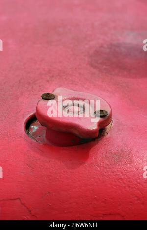 Bouchon de réservoir de carburant de tracteur agricole rouillé d'époque. Banque D'Images