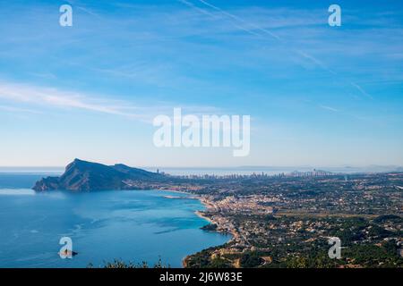 Baie d'Altea. En arrière-plan, les gratte-ciel de Benidorm à côté de la chaîne de montagnes de la Sierra Helada, province d'Alicante, Espagne. Banque D'Images