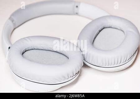 11242021 - Kiev, Ukraine : casque antibruit sans fil blanc Sony WH-CH710N Banque D'Images