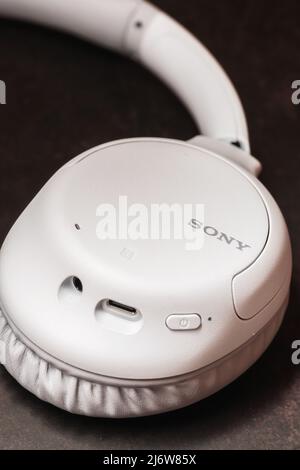 11242021 - Kiev, Ukraine : casque antibruit sans fil blanc Sony WH-CH710N Banque D'Images