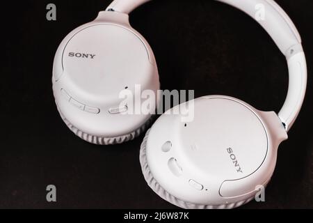 11242021 - Kiev, Ukraine : casque antibruit sans fil blanc Sony WH-CH710N Banque D'Images