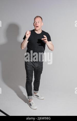 Photo de l'homme caucasien debout sur fond gris Banque D'Images