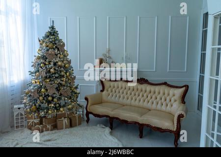 La décoration de Noël et du nouvel an. Arbre de Noël avec jouets et cadeaux Banque D'Images