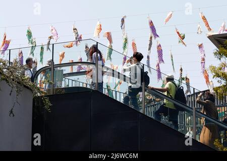 Tokyo, Japon. 4 mai 2022, Koinobori (chaussettes à vent ou banderoles en forme de carpe) pour célébrer la Journée des enfants exposée à l'extérieur de Tokyo Skytree le 4 mai 2022, à Tokyo, au Japon. Les visiteurs portant un masque facial se rassemblent pour voir les banderoles colorées en forme de carpe pendant les vacances de la semaine d'or. Au Japon, la Journée des enfants est une fête nationale célébrée le 5 mai. (Photo de Rodrigo Reyes Marin/AFLO) Banque D'Images