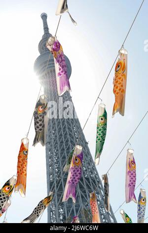 Tokyo, Japon. 4 mai 2022, Koinobori (chaussettes à vent ou banderoles en forme de carpe) pour célébrer la Journée des enfants exposée à l'extérieur de Tokyo Skytree le 4 mai 2022, à Tokyo, au Japon. Les visiteurs portant un masque facial se rassemblent pour voir les banderoles colorées en forme de carpe pendant les vacances de la semaine d'or. Au Japon, la Journée des enfants est une fête nationale célébrée le 5 mai. (Photo de Rodrigo Reyes Marin/AFLO) Banque D'Images