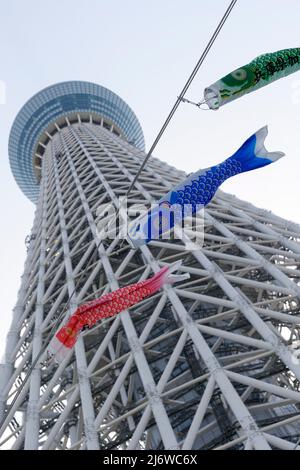 Tokyo, Japon. 4 mai 2022, Koinobori (chaussettes à vent ou banderoles en forme de carpe) pour célébrer la Journée des enfants exposée à l'extérieur de Tokyo Skytree le 4 mai 2022, à Tokyo, au Japon. Les visiteurs portant un masque facial se rassemblent pour voir les banderoles colorées en forme de carpe pendant les vacances de la semaine d'or. Au Japon, la Journée des enfants est une fête nationale célébrée le 5 mai. (Photo de Rodrigo Reyes Marin/AFLO) Banque D'Images