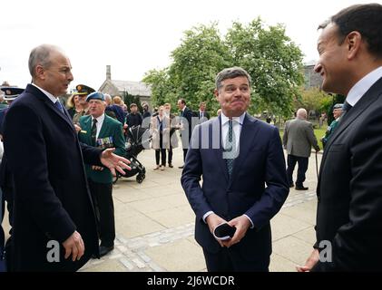 Taoiseach Micheal Martin (à gauche), le ministre des Finances Paschal Donohoe (au centre) et Tanaiste Leo Varadkar dans une conversation à la suite d'une cérémonie religieuse d'État pour commémorer les leaders de la montée de Pâques 1916 au cimetière Arbour Hill à Dublin. Date de la photo: Mercredi 4 mai 2022. Banque D'Images