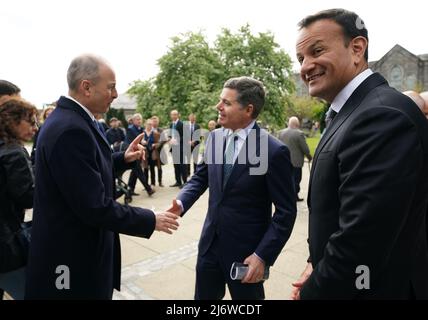 Taoiseach Micheal Martin (à gauche), le ministre des Finances Paschal Donohoe (au centre) et Tanaiste Leo Varadkar dans une conversation à la suite d'une cérémonie religieuse d'État pour commémorer les leaders de la montée de Pâques 1916 au cimetière Arbour Hill à Dublin. Date de la photo: Mercredi 4 mai 2022. Banque D'Images