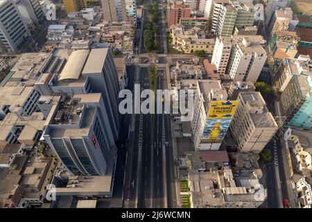 Lima, Pérou - 03th avril 2022 : vue aérienne de l'Avenida Arequipa et de l'Avenida 28 de Julio à Lima, Pérou. Banque D'Images