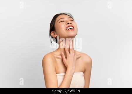 Portrait de beauté de la jeune femme asiatique touchant le cou Banque D'Images