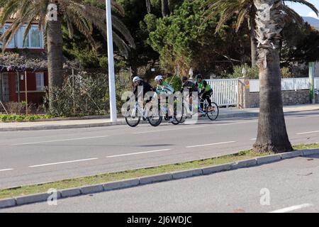 Castellon, Espagne - 21 avril 2022 : l'équipe cycliste s'entraîne dans la station balnéaire. Photo de haute qualité. Banque D'Images