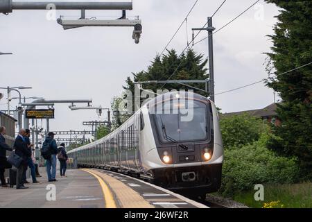 Burnham, Slough, Berkshire, Royaume-Uni. 4th mai 2022. Un train Elizabeth Line passant par la gare de Burnham en direction de Paddington. Le projet de Crossrail, connu sous le nom de ligne Elizabeth, est prévu pour commencer le 24th mai 2022. Crédit : Maureen McLean/Alay Live News Banque D'Images