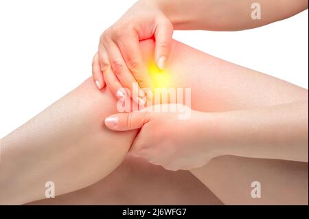 femme souffrant de douleurs au genou. Problèmes de tendon et inflammation articulaire sur fond blanc. Femme touchant le genou avec des reflets rouges. Douleurs aux genoux, ha Banque D'Images