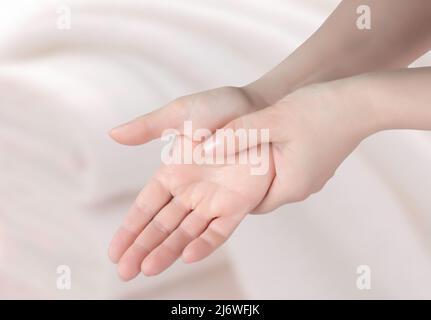 Gros plan des bras féminins tenant son poignet douloureux causé par un travail prolongé sur ordinateur, ordinateur portable. Syndrome du canal carpien, arthrite, maladie neurologique Banque D'Images