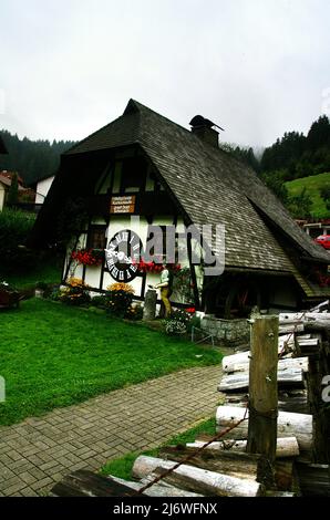 La plus grande horloge à coucou du monde, Schonach dans la Forêt-Noire, Allemagne Banque D'Images