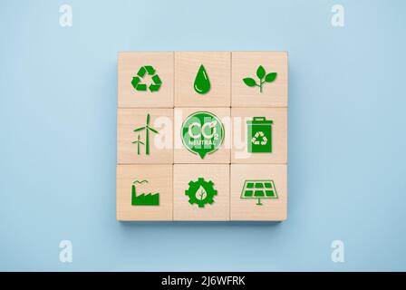 Concepts zéro net et neutre en carbone, zéro net et neutre en carbone. Objectif net d'émissions de gaz à effet de serre zéro. cube en bois avec centre net vert Banque D'Images