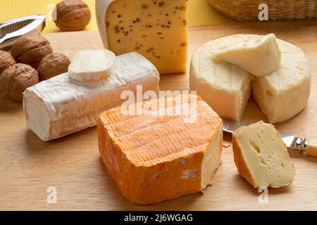 Plateau de fromages français et belges sur une planche à découper Banque D'Images