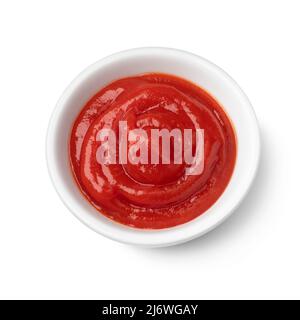 Bol avec ketchup de tomate isolé sur fond blanc Banque D'Images