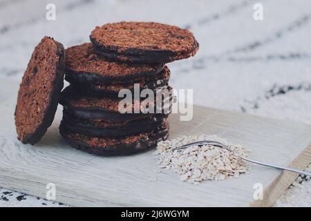 Petits gâteaux faits maison aux flocons d'avoine au chocolat sur une planche à découper Banque D'Images