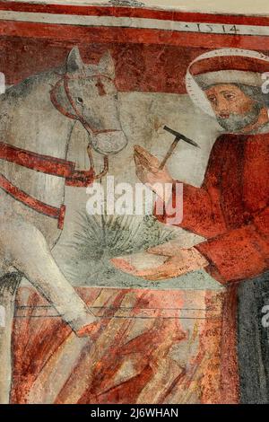 saint français et évêque Eligius avec un cheval. Selon la légende, Eligius a rattrapé un cheval truculent en coupant sa jambe puis en la rattachant. Fresque peinte en 1514, sous le portique voûté de la Chiesa di Santa Maria Maggiore à Sirmione, Lombardie, Italie. Eligius, Eligio, Eloy ou Eloi (AD 588-660) est le saint patron des chevaux, vétérinaires, orfèvres et forgerons. Banque D'Images