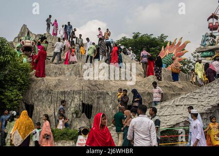 Dhaka, Bangladesh, 04/05/2022, personnes vues en visite au pays des merveilles de la DNCC (Shishu Mela) pendant les vacances de l'Eid. Sans aucune restriction, tous les centres d'amusement ouverts pour accueillir plus de personnes pour la première fois depuis que Covid-19 a frappé le pays, le gouvernement a permis aux lieux touristiques, les centres communautaires et les parcs d'attractions de reprendre les services. Banque D'Images