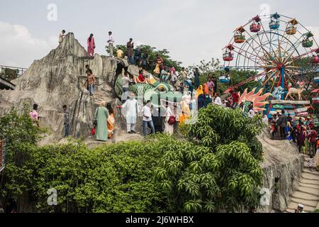 Dhaka, Bangladesh, 04/05/2022, personnes vues en visite au pays des merveilles de la DNCC (Shishu Mela) pendant les vacances de l'Eid. Sans aucune restriction, tous les centres d'amusement ouverts pour accueillir plus de personnes pour la première fois depuis que Covid-19 a frappé le pays, le gouvernement a permis aux lieux touristiques, les centres communautaires et les parcs d'attractions de reprendre les services. Banque D'Images