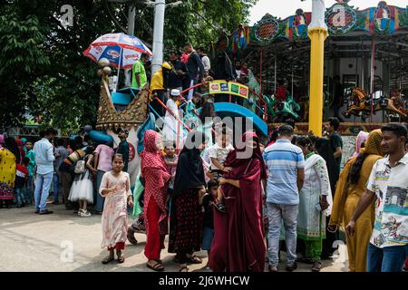 Dhaka, Bangladesh, 04/05/2022, personnes vues en visite au pays des merveilles de la DNCC (Shishu Mela) pendant les vacances de l'Eid. Sans aucune restriction, tous les centres d'amusement ouverts pour accueillir plus de personnes pour la première fois depuis que Covid-19 a frappé le pays, le gouvernement a permis aux lieux touristiques, les centres communautaires et les parcs d'attractions de reprendre les services. Banque D'Images