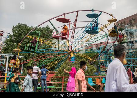 Dhaka, Bangladesh, 04/05/2022, personnes vues en visite au pays des merveilles de la DNCC (Shishu Mela) pendant les vacances de l'Eid. Sans aucune restriction, tous les centres d'amusement ouverts pour accueillir plus de personnes pour la première fois depuis que Covid-19 a frappé le pays, le gouvernement a permis aux lieux touristiques, les centres communautaires et les parcs d'attractions de reprendre les services. Banque D'Images