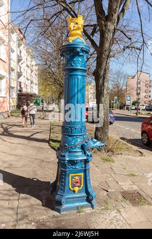 Szczecin, Pologne : ancienne pompe à eau dans la rue, en forme de dragon, Banque D'Images