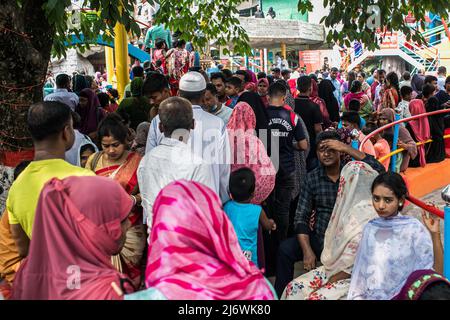 Les gens ont vu visiter le pays des merveilles de la DNCC (Shishu Mela) pendant les vacances d'Eid. Sans aucune restriction, tous les centres d'amusement ouverts pour accueillir plus de personnes pour la première fois depuis que Covid-19 a frappé le pays, le gouvernement a permis aux lieux touristiques, les centres communautaires et les parcs d'attractions de reprendre les services. (Photo de Sazzad Hossain / SOPA Images / Sipa USA) Banque D'Images