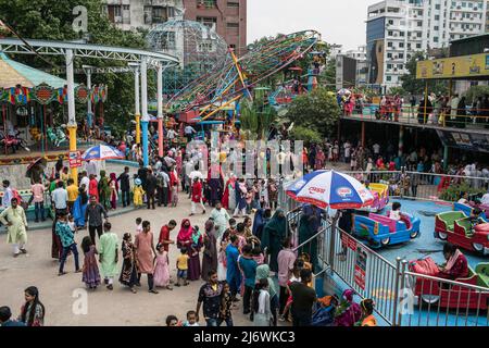 Les gens ont vu visiter le pays des merveilles de la DNCC (Shishu Mela) pendant les vacances d'Eid. Sans aucune restriction, tous les centres d'amusement ouverts pour accueillir plus de personnes pour la première fois depuis que Covid-19 a frappé le pays, le gouvernement a permis aux lieux touristiques, les centres communautaires et les parcs d'attractions de reprendre les services. (Photo de Sazzad Hossain / SOPA Images / Sipa USA) Banque D'Images