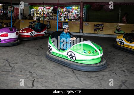 Un enfant vu en train de profiter d'une promenade dans un parc d'attractions pendant les vacances d'Eid. Sans aucune restriction, tous les centres d'amusement ouverts pour accueillir plus de personnes pour la première fois depuis que Covid-19 a frappé le pays, le gouvernement a permis aux lieux touristiques, les centres communautaires et les parcs d'attractions de reprendre les services. (Photo de Sazzad Hossain / SOPA Images / Sipa USA) Banque D'Images