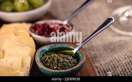 petit bol en argile avec sauce pesto, sauce italienne, fait de basilic avec pignons de pin, ail, sel, parmesan râpé ou pecorino, mélangé avec de l'extra Banque D'Images