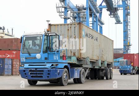 KENYA, Mombasa, port maritime, terminal de conteneur CT-1, remorque avec conteneur Maersk / KENIA, Mombasa, Seehafen, terminal de containerterminal CT-1 Banque D'Images