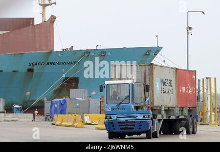 KENYA, Mombasa, port maritime, terminal à conteneurs CT-1, remorque avec Maersk et Hambourg conteneur sued du navire à conteneurs danois SeaGo Bremerhaven / KENIA, Mombasa, Seehafen, CT-1 Containerterminal Banque D'Images