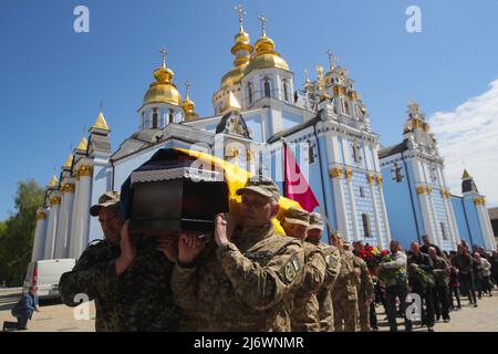 Kiev, Ukraine - 4 mai 2022 - la photographie du défenseur de l'aéroport de Donetsk, sergent junior des forces armées ukrainiennes, photographe, participant à la guerre russo-ukrainienne, le militaire ukrainien Ruslan Borovyk (nom de guerre Bahdad) est photographiée pendant les funérailles à la cathédrale Saint-Michel Golden-Domed, à Kiev, capitale de l'Ukraine. Cette photo ne peut pas être distribuée en Fédération de Russie. Photo de Pavlo Bagmut/Ukrinform/ABACAPRESS.COM Banque D'Images