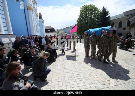 Kiev, Ukraine - 4 mai 2022 - la photographie du défenseur de l'aéroport de Donetsk, sergent junior des forces armées ukrainiennes, photographe, participant à la guerre russo-ukrainienne, le militaire ukrainien Ruslan Borovyk (nom de guerre Bahdad) est photographiée pendant les funérailles à la cathédrale Saint-Michel Golden-Domed, à Kiev, capitale de l'Ukraine. Cette photo ne peut pas être distribuée en Fédération de Russie. Photo de Pavlo Bagmut/Ukrinform/ABACAPRESS.COM Banque D'Images