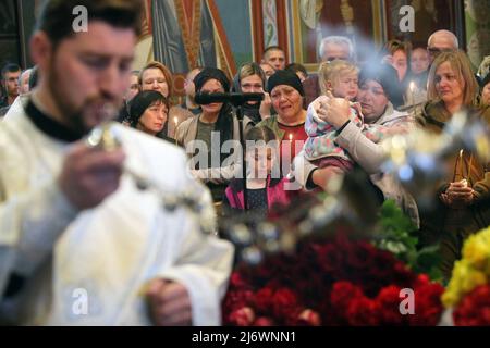 Kiev, Ukraine - 4 mai 2022 - la photographie du défenseur de l'aéroport de Donetsk, sergent junior des forces armées ukrainiennes, photographe, participant à la guerre russo-ukrainienne, le militaire ukrainien Ruslan Borovyk (nom de guerre Bahdad) est photographiée pendant les funérailles à la cathédrale Saint-Michel Golden-Domed, à Kiev, capitale de l'Ukraine. Cette photo ne peut pas être distribuée en Fédération de Russie. Photo de Pavlo Bagmut/Ukrinform/ABACAPRESS.COM Banque D'Images