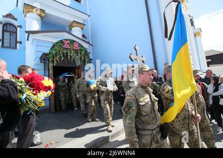 Kiev, Ukraine - 4 mai 2022 - la photographie du défenseur de l'aéroport de Donetsk, sergent junior des forces armées ukrainiennes, photographe, participant à la guerre russo-ukrainienne, le militaire ukrainien Ruslan Borovyk (nom de guerre Bahdad) est photographiée pendant les funérailles à la cathédrale Saint-Michel Golden-Domed, à Kiev, capitale de l'Ukraine. Cette photo ne peut pas être distribuée en Fédération de Russie. Photo de Pavlo Bagmut/Ukrinform/ABACAPRESS.COM Banque D'Images