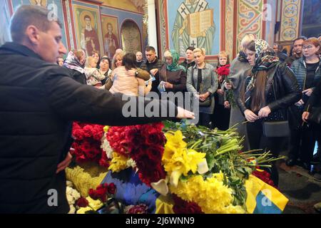 Kiev, Ukraine - 4 mai 2022 - la photographie du défenseur de l'aéroport de Donetsk, sergent junior des forces armées ukrainiennes, photographe, participant à la guerre russo-ukrainienne, le militaire ukrainien Ruslan Borovyk (nom de guerre Bahdad) est photographiée pendant les funérailles à la cathédrale Saint-Michel Golden-Domed, à Kiev, capitale de l'Ukraine. Cette photo ne peut pas être distribuée en Fédération de Russie. Photo de Pavlo Bagmut/Ukrinform/ABACAPRESS.COM Banque D'Images