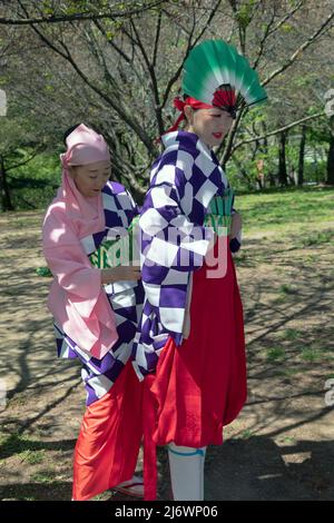 Membres de l'institut de danse folklorique japonaise lors de la célébration Sakura Matsuri des cerisiers en fleurs et de l'amitié japonaise américaine. À Queens, New York. Banque D'Images