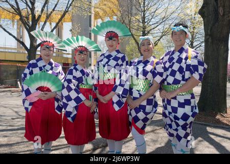 Portrait posé de 5 femmes membres de l'institut de danse populaire japonais à la célébration Sakura Matsuri. À Queens, New York. Banque D'Images