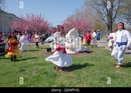 Les danseurs du Calpulli Mexican Dance Group expriment leur gratitude à la Terre à l'anniversaire d'Escuelita en Casa. Dans Queens, NW York City. Banque D'Images