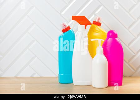 Bouteilles de nettoyage pour différentes surfaces dans la cuisine, la salle de bains et d'autres chambres. Nettoyage régulier du printemps. Mettez en place les produits de nettoyage pour la maison Banque D'Images