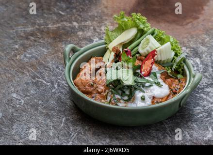 Poisson-chat traditionnel épicé de queue rouge asiatique sautée (Hemibagrarus wyckioides) ou poisson-chat de Kang avec pâte de cari rouge. Cuisine thaïlandaise authentique. Espace de copie, Sél Banque D'Images