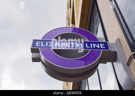 Londres, Royaume-Uni. 4th mai 2022. Panneau devant la nouvelle station Farringdon Elizabeth Line. Elizabeth Line, le nouveau service ferroviaire et la ligne de métro Crossrail de Londres, est prévu pour ouvrir le 24th mai après de nombreux retards. La construction de la ligne a commencé en 2009 et a été initialement prévue pour ouvrir en 2018. Credit: Vuk Valcic/Alamy Live News Banque D'Images