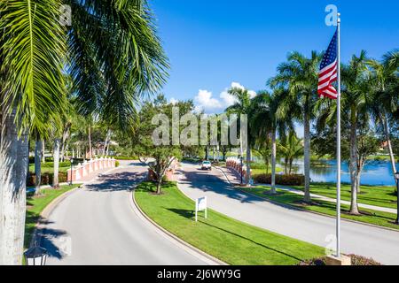 Entrée à Veronawalk à Naples, Floride avec pont à la maison d'entrée Banque D'Images